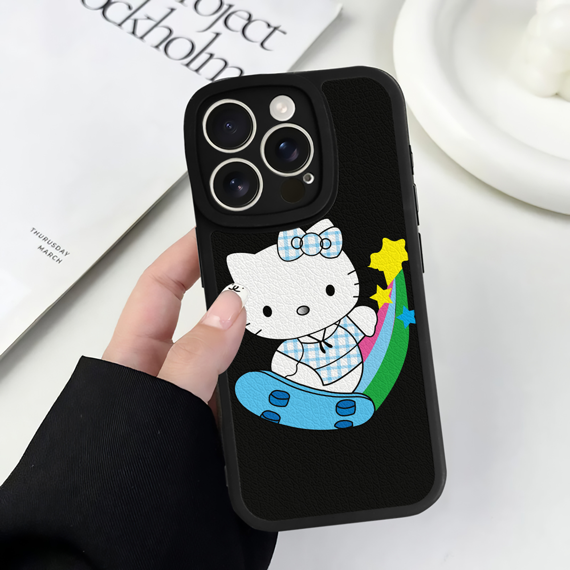 （画像用） Hello Kitty ハローキティ 【iPhone 16シリーズ対応】シリコンスマホケース（レザー調） 材質：シリコン